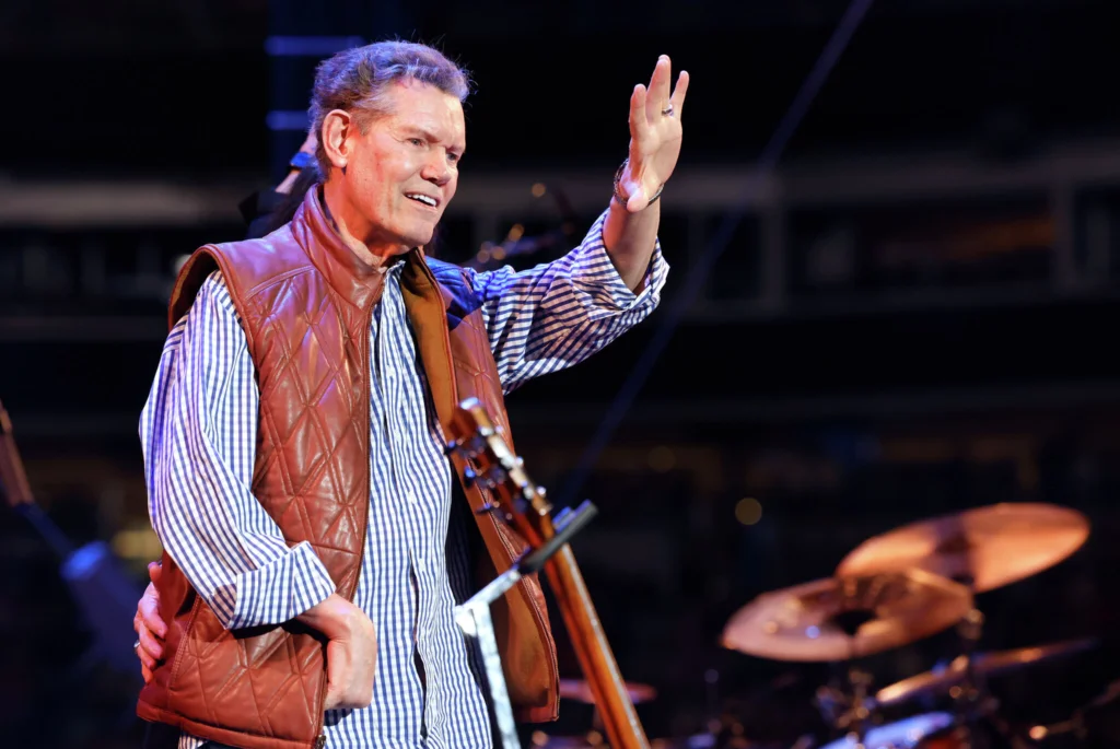 Randy Travis’s Memorable Visit to Joe T. Garcia: A Heartwarming Encounter